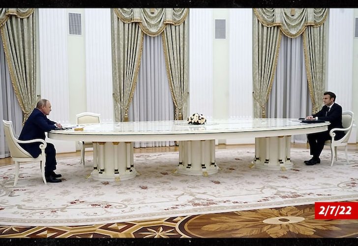 Путин Макронтой уулзахдаа яагаад урт ширээний хоёр талд суусан бэ?