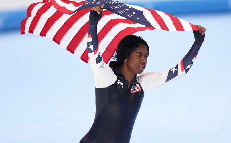 Олимп: Алтан медаль хүртсэн анхны өнгөт арьст эмэгтэй тамирчин