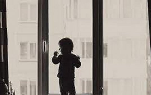 Сэрэмжлүүлэг: 3 настай хүүхэд цонхоор унаж, хүнд гэмтжээ