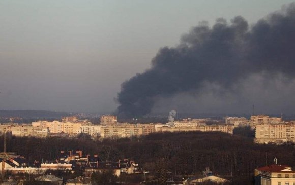 Украинд нисэх онгоц засварын үйлдвэр устжээ