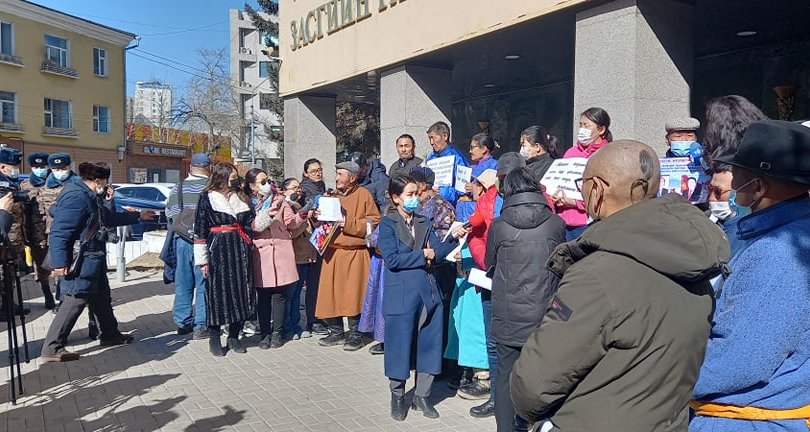 “Эрдэнэ Монгол” ХК-ийг залуучууд дэмжиж, хөгшчүүл үгүйсгэж байна