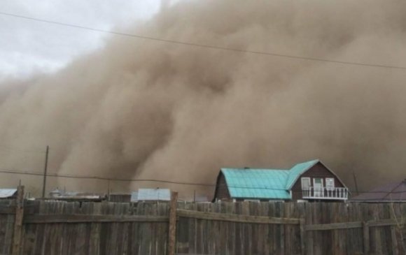 Сэрэмжлүүлэг: Говь-Алтайд хүчтэй шуурганы улмаас барилгууд нуржээ