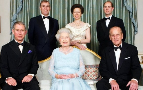 Хатан хаан 4 хүүхдийнх нь 3 гэрлэлтээ цуцлуулсанд бухимддаг