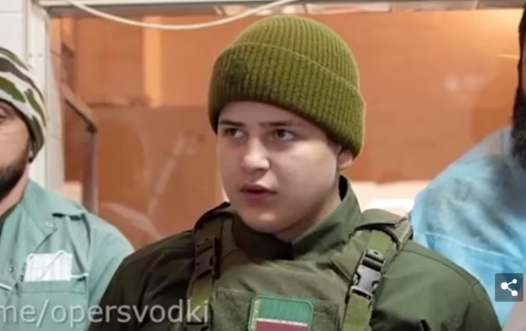 Чечений удирдагч 14-тэй хүүгээ дайны талбарт дагуулан иржээ