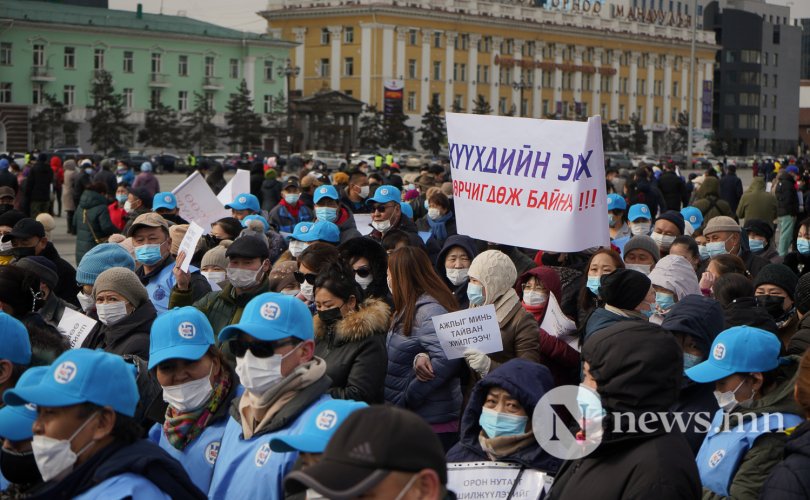 Төрийн үйлчилгээний албан хаагчид жагсаж байна (19 of 54)