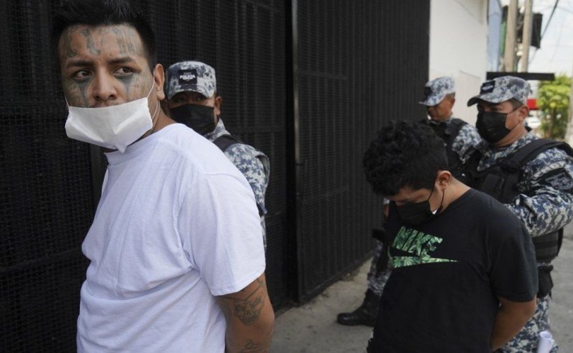 Эл Сальвадорын гэмт бүлэглэлийн 17 мянган гишүүнийг баривчлав
