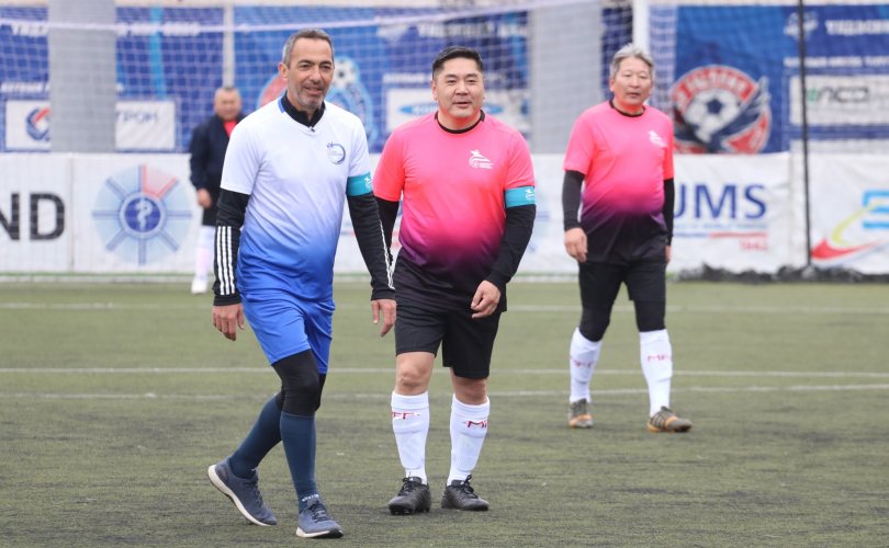 Дэлхийн хөлбөмбөгийн алдартнууд Монголд айлчиллаа