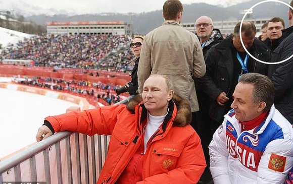 Путиныг хорт хавдрын эмч байнга дагадаг
