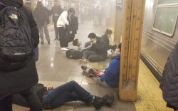 Нью-Йоркийн метроны буудал дээр олон хүн буудуулжээ
