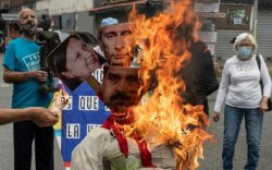 Путин, Мадуро нарын царайг наасан манекенийг шатаажээ