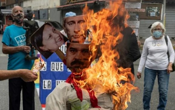 Путин, Мадуро нарын царайг наасан манекенийг шатаажээ