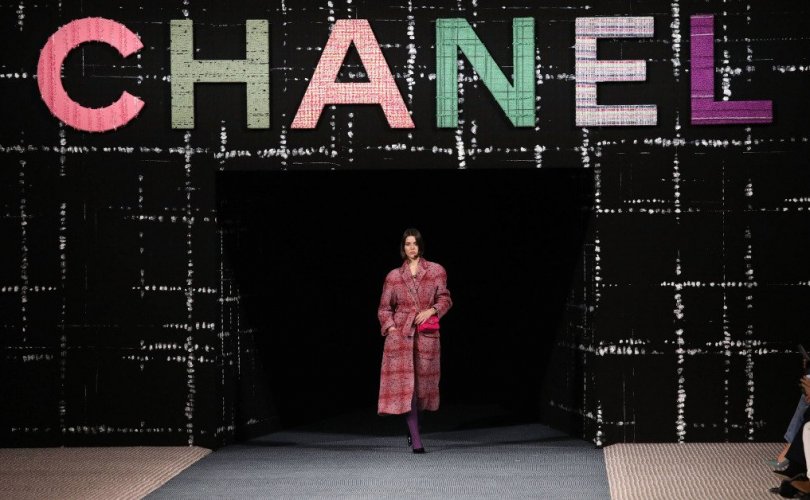 “Chanel” Оросын алдартнуудад үйлчлэхээс татгалзжээ
