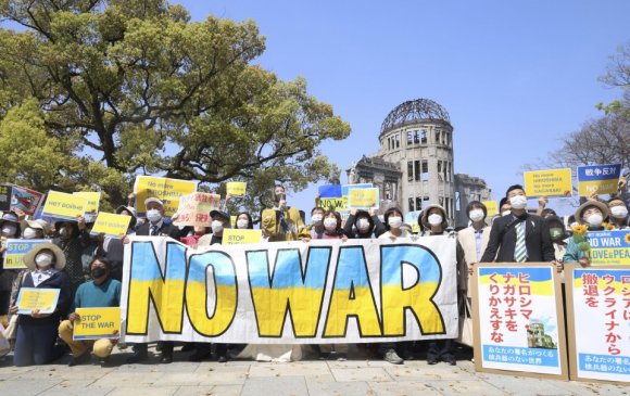 Хирошимад дайныг эсэргүүцэн жагсав