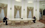 Путин хардлага төрүүлдэг урт ширээгээ сольжээ