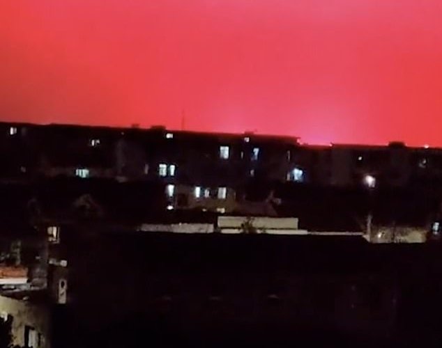 Хятадад тэнгэр час улаан болж, иргэдийг айдаст автуулав