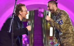 “U2” хамтлаг Киевт тоглож гэнэтийн бэлэг барилаа