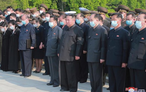 Ким Жон Ун Ардын армийнхаа маршалын оршуулгад оролцов