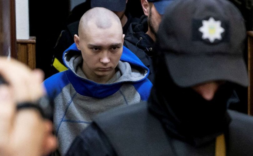 Украины энгийн иргэнийг хөнөөсөн 21 настай орос цэргийг шүүж байна