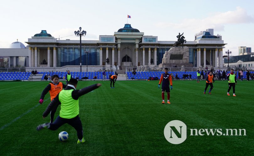 Монголын хөлбөмбөгт тоглолт наймаалцах, мөрий тавих зөрчил гаарчээ