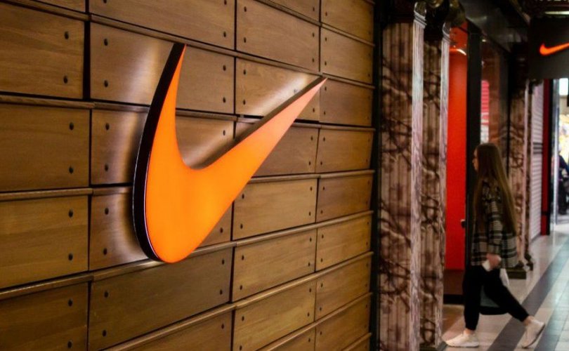 "Nike" Оросыг бүрмөсөн орхив