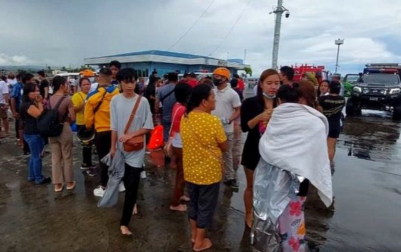 Филиппинд 165 хүн тээвэрлэж явсан гатлага онгоцод гал гарч, нэг хүн нас баржээ