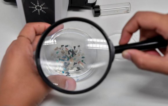 Антарктидын цаснаас микропластик олдов