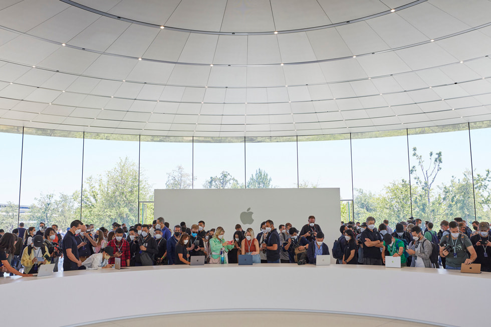 Apple-WWDC22-hands-on-area-MacBook-Air-Steve-Jobs-Theater-Apple-Park-220606_big.jpg.large