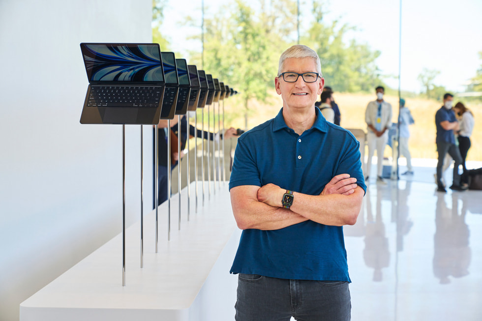 Apple-WWDC22-hands-on-area-MacBook-Air-Tim-Cook-Steve-Jobs-Theater-Apple-Park-220606_big.jpg.large