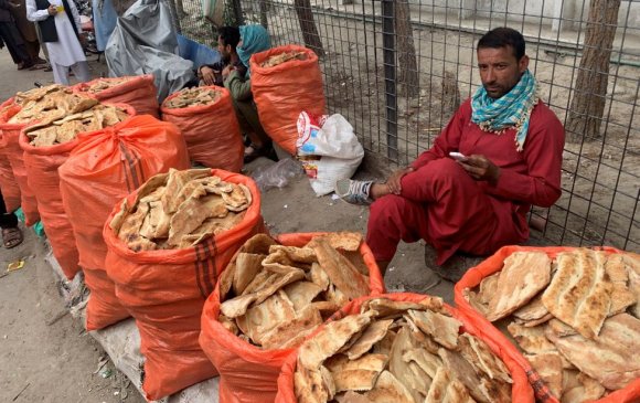 Афганчууд хуучин талхны үлдэгдлээр амь зогоож байна