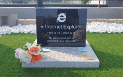 БНСУ-ын инженер залуу “Internet explorer”-ийг оршуулав