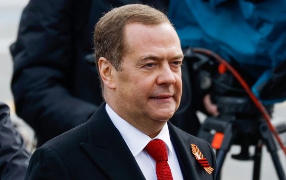 Медведев: АНУ цөмийн хэлэлцээ хийхийг гуйх ёстой