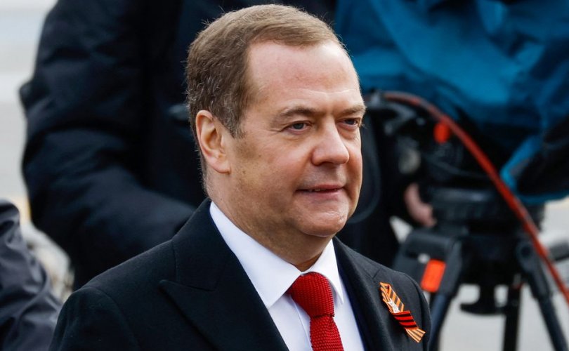 Медведев: АНУ цөмийн хэлэлцээ хийхийг гуйх ёстой