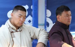 А.Сүхбат аварга хүүгийн хамт Төв аймгийн наадамд барилдана