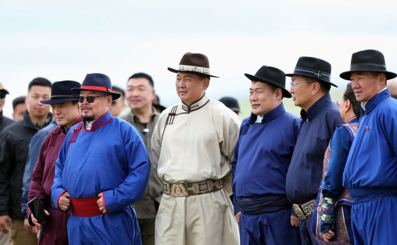 Монгол Улсын Ерөнхийлөгч хурдан соёолонгийн уралдаан үзэж сонирхлоо