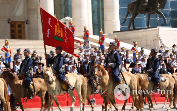 ФОТО: Төрийн далбааны өдөрт зориулсан цэргийн ёслолын жагсаал