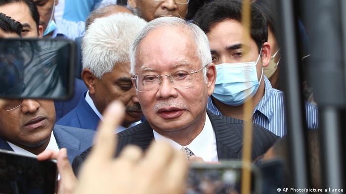 Малайзын ерөнхий сайд асан 12 жилийн ял авлаа