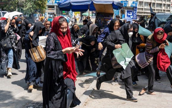 Талибанчууд афган эмэгтэйчүүдийн эрхийн төлөөх жагсаалыг хүч ашиглан тараав