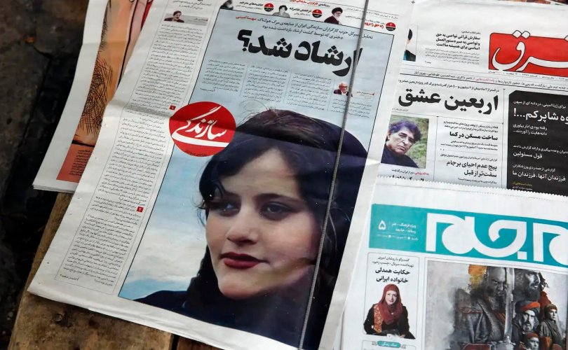 Тэмцлийн хурц хэлбэрт шилжсэн иран эмэгтэйчүүд