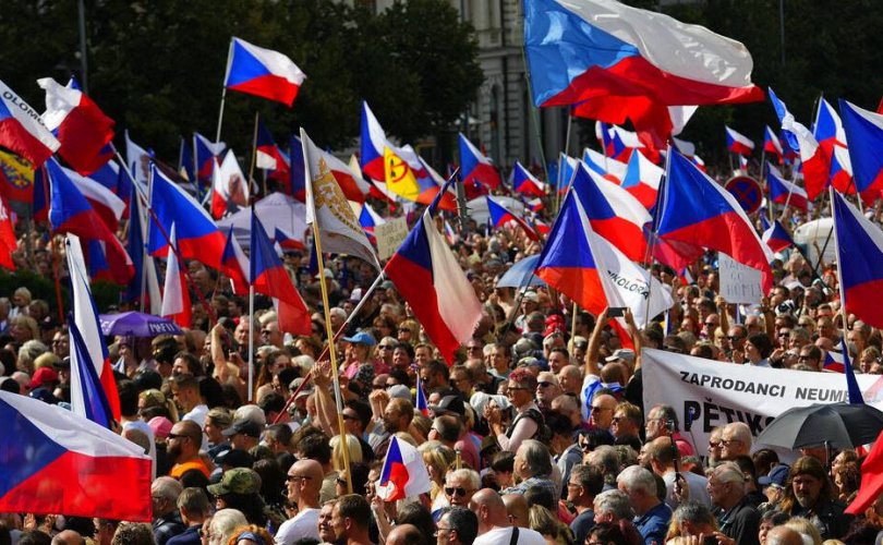 Чех улсад ЕХ, НАТО-г эсэргүүцсэн жагсаал болж байна
