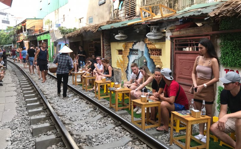 Вьетнам дахь алдарт "Галт тэрэгний гудамж" хаагдана