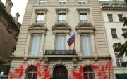 Оросын Консулын барилга руу улаан будгаар шүршжээ