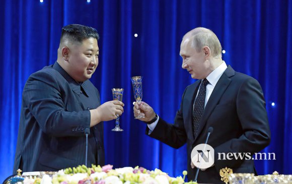 Дутуугаа нөхөж, дундуураа дүүргэлцэж буй Путин, Ким хоёр