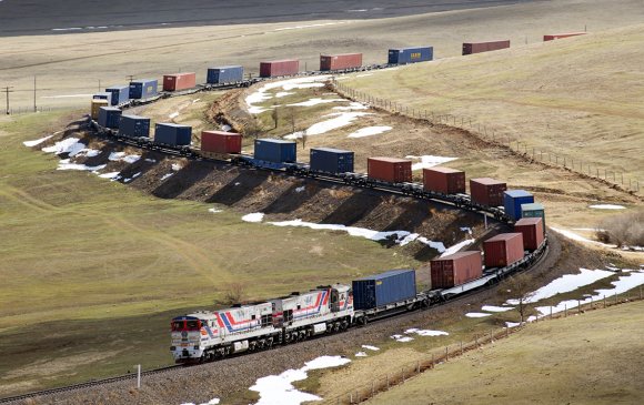 Замын-Үүдийн нарийн царигаар импортын чингэлэгтэй 34 галт тэрэг хүлээн авчээ
