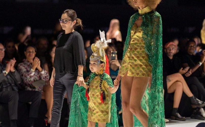 Монгол охин "Хүүхдийн шилдэг загвар өмсөгч" шагнал хүртжээ