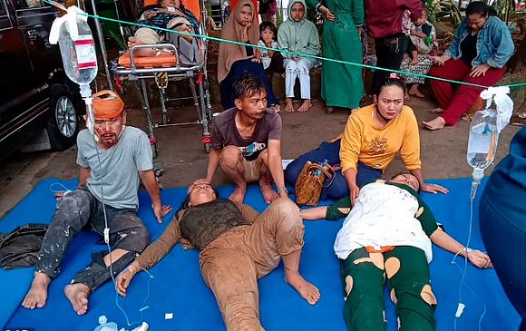 Индонезид газар хүчтэй хөдөлж 44 хүн амь үрэгдлээ