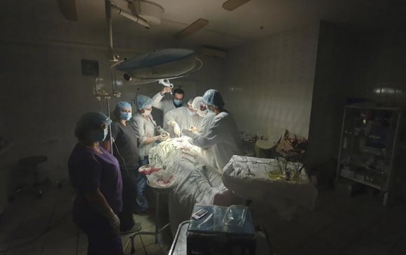 Украины эмч нар гар чийдэнгийн гэрэлд хагалгаа хийж байна