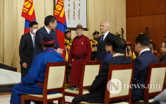 ФОТО: Төрийн дээд шагнал "Чингис хаан" одон гардуулах ёслол