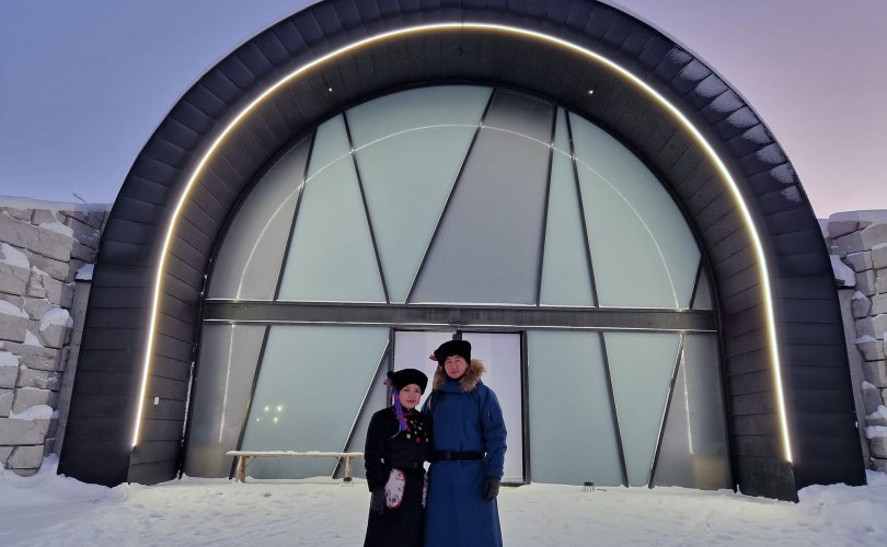 Монгол уран сийлбэрчид мөсөн зочид буудал урлажээ
