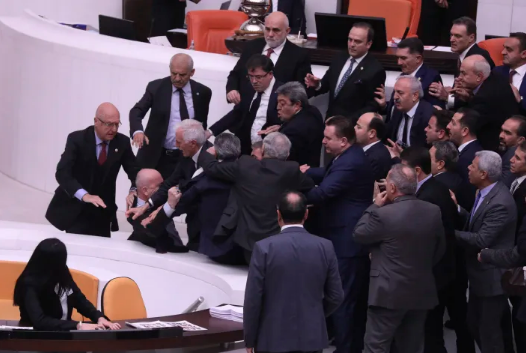 Туркийн парламентын гишүүн хэрүүлээс болж эмнэлэгт хүргэгдэв