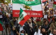 Иран: 1200 оюутан эсэргүүцлийн жагсаалын өмнө хорджээ